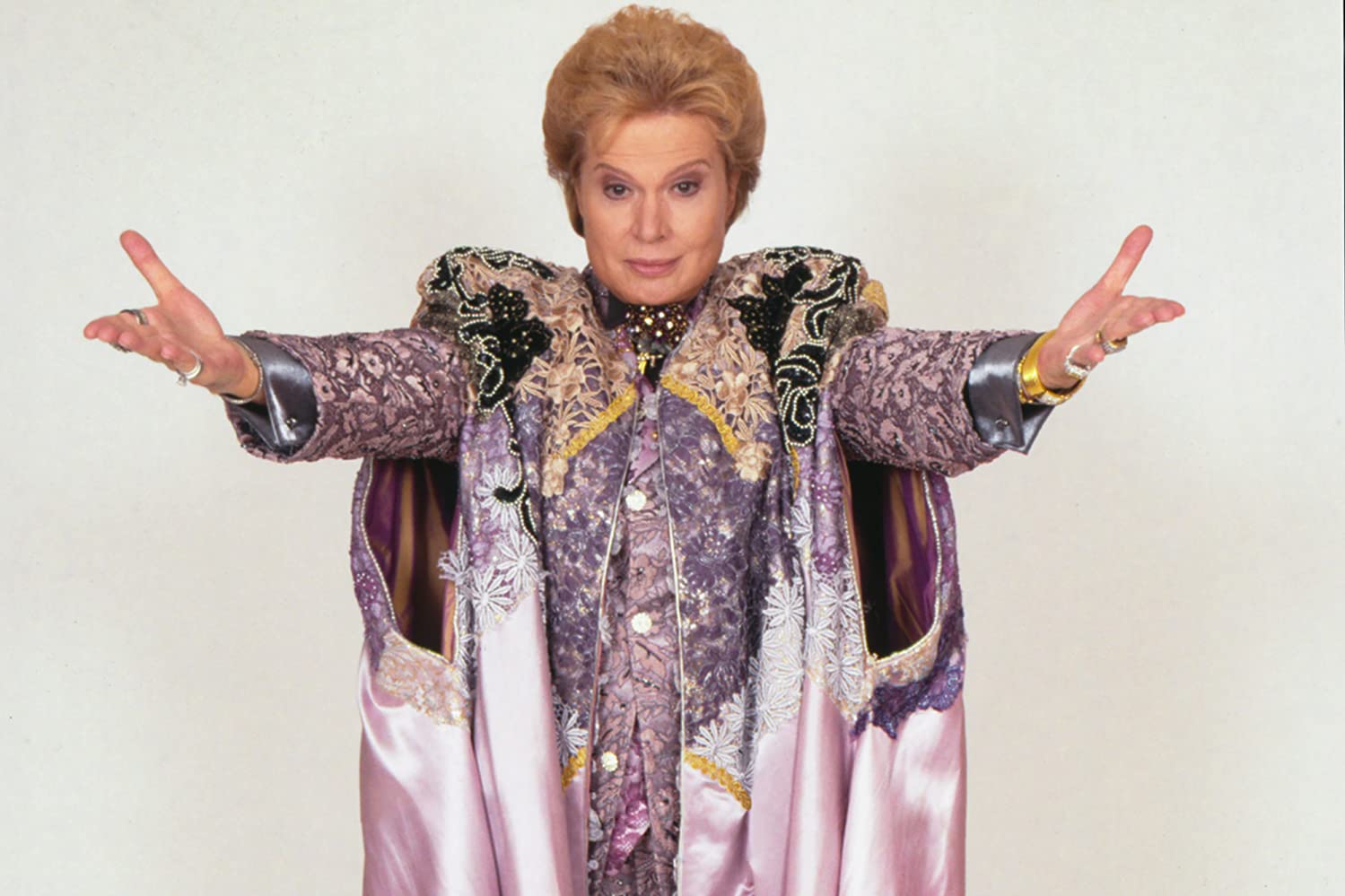 Mucho Mucho Amor: The Legend of Walter Mercado